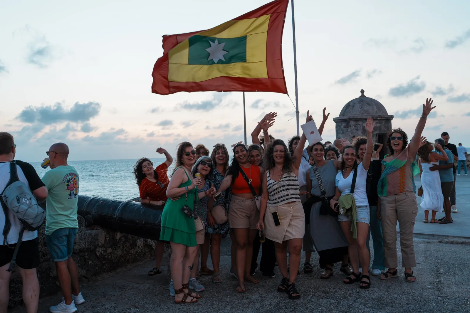 Grupo en la muralla de Cartagena al atardecer