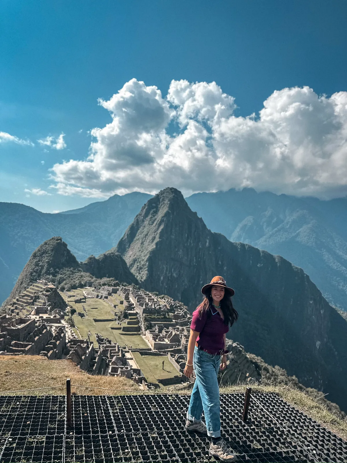 Paola caminando frente a Machu Picchu