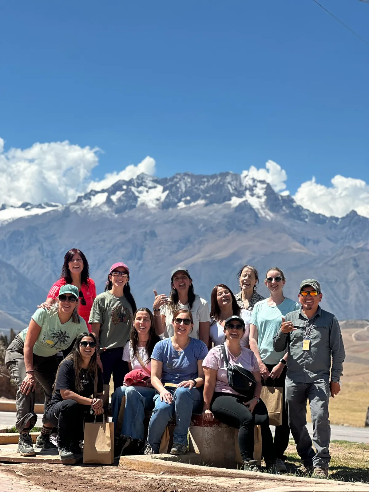 Grupo frente al nevado en el Valle Sagrado, Perú